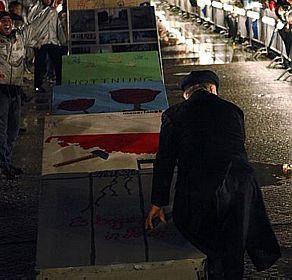 Lech Walesa empurrando a primeira pedra simbolizando o derrube do Muro de Berlim